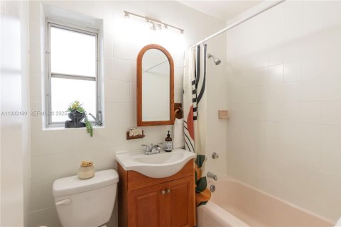 House in Miami Springs, Florida 3 bedrooms, 150.87 sq.m. № 1992614 - photo 17