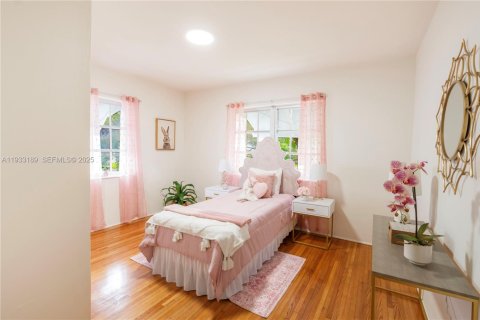 House in Miami Springs, Florida 3 bedrooms, 150.87 sq.m. № 1992614 - photo 19