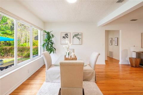 House in Miami Springs, Florida 3 bedrooms, 150.87 sq.m. № 1992614 - photo 12