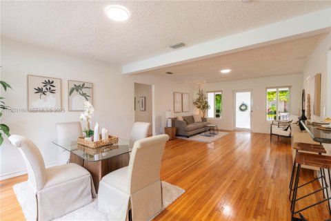 House in Miami Springs, Florida 3 bedrooms, 150.87 sq.m. № 1992614 - photo 11