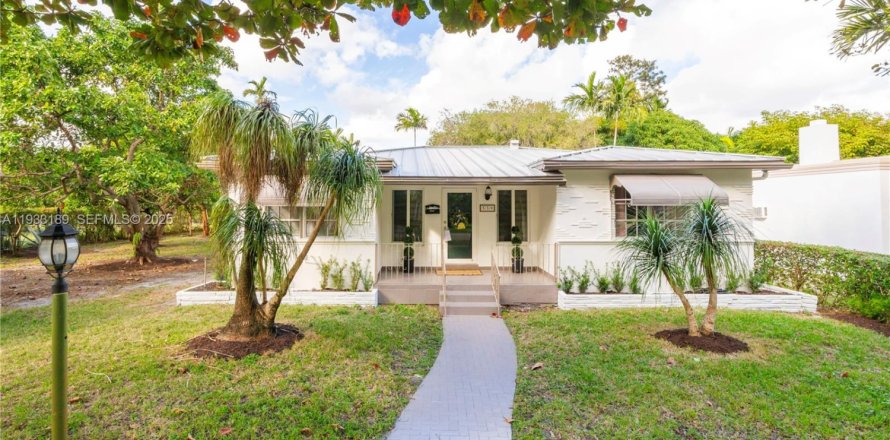 House in Miami Springs, Florida 3 bedrooms, 150.87 sq.m. № 1992614