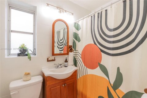 House in Miami Springs, Florida 3 bedrooms, 150.87 sq.m. № 1992614 - photo 18