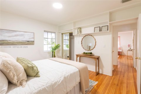 House in Miami Springs, Florida 3 bedrooms, 150.87 sq.m. № 1992614 - photo 15