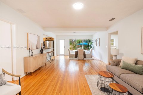 House in Miami Springs, Florida 3 bedrooms, 150.87 sq.m. № 1992614 - photo 5