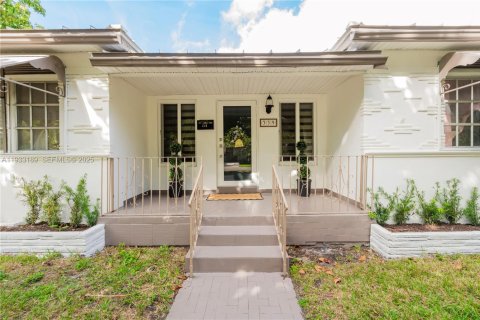 House in Miami Springs, Florida 3 bedrooms, 150.87 sq.m. № 1992614 - photo 3