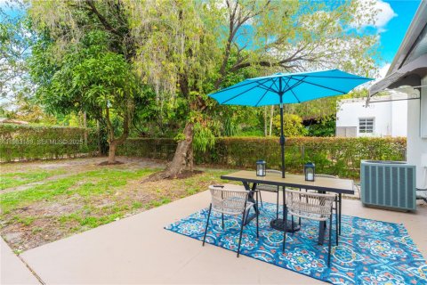 House in Miami Springs, Florida 3 bedrooms, 150.87 sq.m. № 1992614 - photo 22