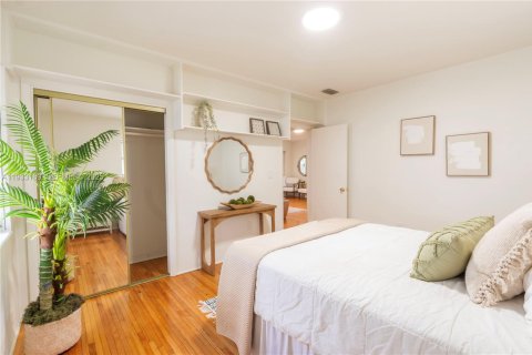 House in Miami Springs, Florida 3 bedrooms, 150.87 sq.m. № 1992614 - photo 16