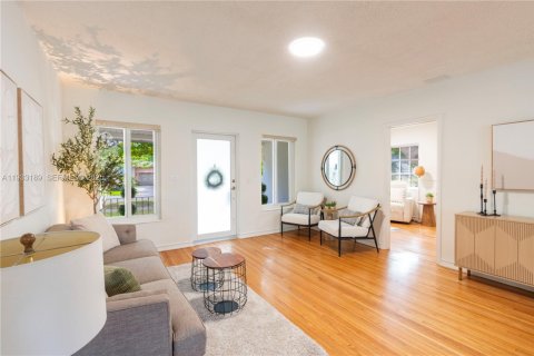 House in Miami Springs, Florida 3 bedrooms, 150.87 sq.m. № 1992614 - photo 7