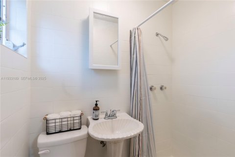 House in Miami Springs, Florida 3 bedrooms, 150.87 sq.m. № 1992614 - photo 21