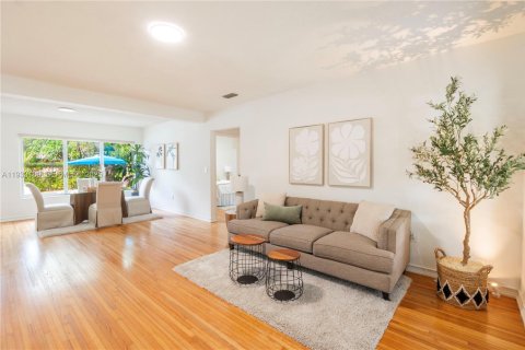 House in Miami Springs, Florida 3 bedrooms, 150.87 sq.m. № 1992614 - photo 6