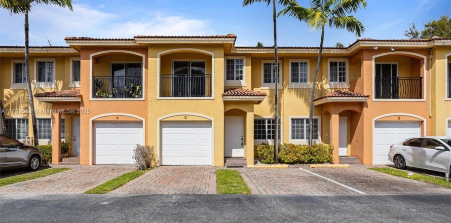 Townhouse in Hallandale Beach, Florida 3 bedrooms, 175.77 sq.m. № 1664951