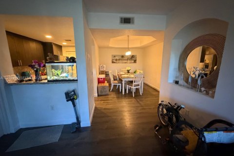 Кондоминиум с 2 спальнями в Дорал, Флорида № 2032056