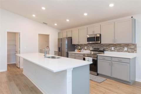 Casa en venta en Zephyrhills, Florida, 4 dormitorios, 186.18 m2 № 2230986 - foto 2