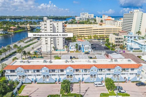 Townhouse in Hollywood, Florida 4 bedrooms, 168.62 sq.m. № 1830832 - photo 5