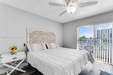 Townhouse in Hollywood, Florida 4 bedrooms, 168.62 sq.m. № 1830832 - photo 11