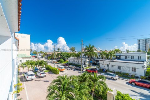 Townhouse in Hollywood, Florida 4 bedrooms, 168.62 sq.m. № 1830832 - photo 23