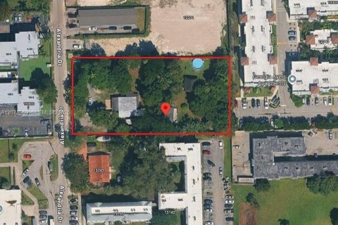 Commercial property in Opa-locka, Florida № 2323889 - photo 1