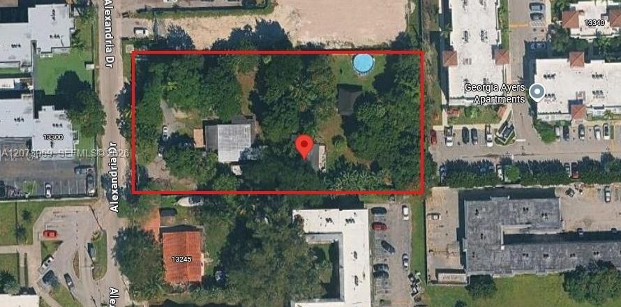 Commercial property in Opa-locka, Florida № 2323889