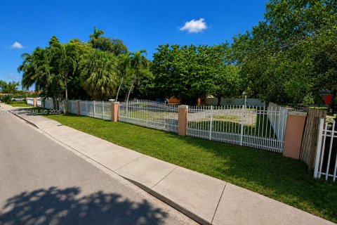 Commercial property in Opa-locka, Florida № 2323889 - photo 2