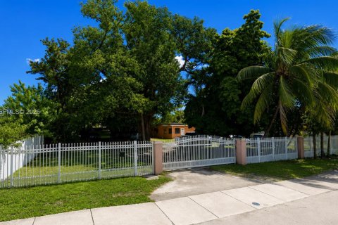 Commercial property in Opa-locka, Florida № 2323889 - photo 3