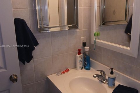 Снять в аренду кондоминиум в Халландейл-Бич, Флорида 2 спальни, 95.69м2, № 2085477 - фото 16