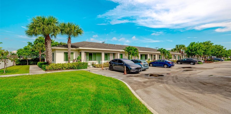 Коммерческая недвижимость в Майами-Гарденс, Флорида № 2008737