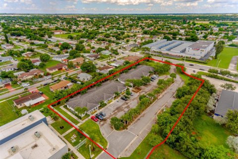 Купить коммерческую недвижимость в Майами-Гарденс, Флорида № 2008737 - фото 2