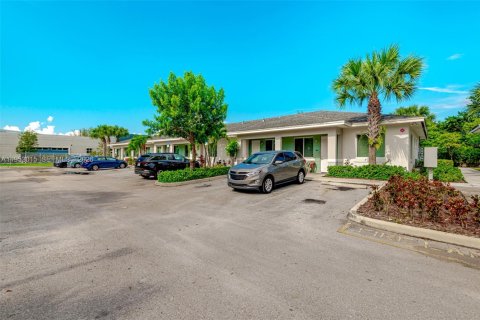 Купить коммерческую недвижимость в Майами-Гарденс, Флорида № 2008737 - фото 10