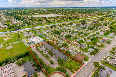 Купить коммерческую недвижимость в Майами-Гарденс, Флорида № 2008737 - фото 3