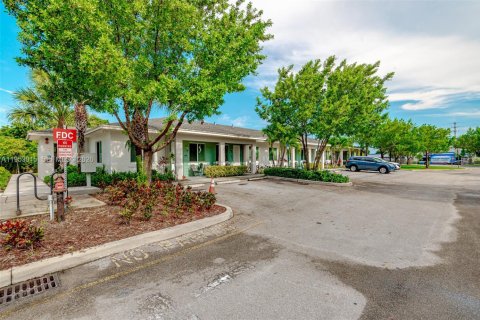 Купить коммерческую недвижимость в Майами-Гарденс, Флорида № 2008737 - фото 11