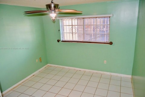 Condo in Hialeah Gardens, Florida, 2 bedrooms  № 1943602 - photo 21
