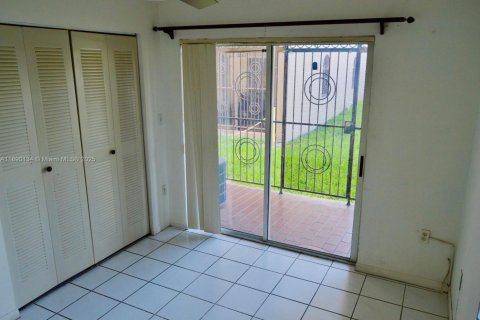 Condo in Hialeah Gardens, Florida, 2 bedrooms  № 1943602 - photo 17