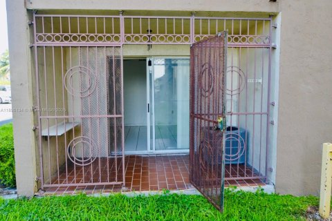 Condo in Hialeah Gardens, Florida, 2 bedrooms  № 1943602 - photo 22