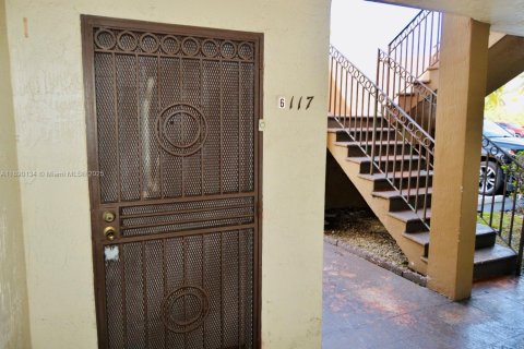 Condo in Hialeah Gardens, Florida, 2 bedrooms  № 1943602 - photo 7