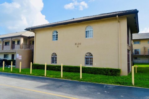 Condo in Hialeah Gardens, Florida, 2 bedrooms  № 1943602 - photo 4