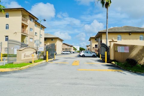 Condo in Hialeah Gardens, Florida, 2 bedrooms  № 1943602 - photo 2