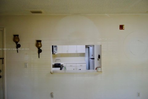 Condo in Hialeah Gardens, Florida, 2 bedrooms  № 1943602 - photo 10