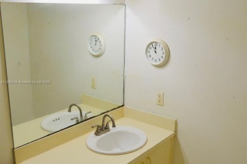 Condo in Hialeah Gardens, Florida, 2 bedrooms  № 1943602 - photo 19
