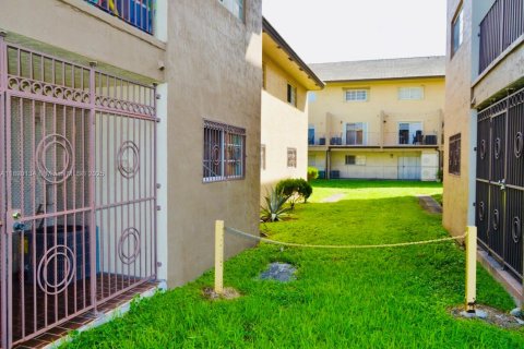 Condo in Hialeah Gardens, Florida, 2 bedrooms  № 1943602 - photo 23