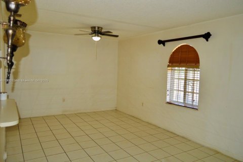 Condo in Hialeah Gardens, Florida, 2 bedrooms  № 1943602 - photo 9