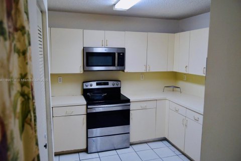 Condo in Hialeah Gardens, Florida, 2 bedrooms  № 1943602 - photo 11