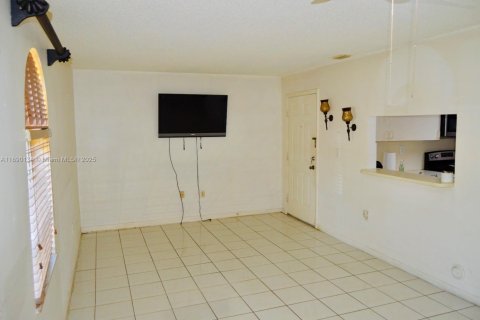 Condo in Hialeah Gardens, Florida, 2 bedrooms  № 1943602 - photo 8
