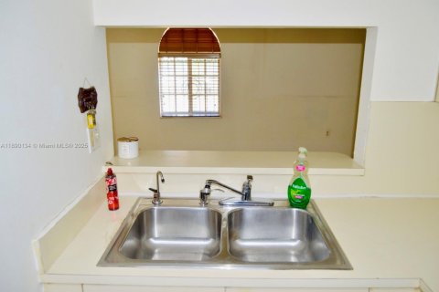 Condo in Hialeah Gardens, Florida, 2 bedrooms  № 1943602 - photo 13