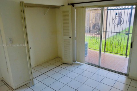 Condo in Hialeah Gardens, Florida, 2 bedrooms  № 1943602 - photo 16