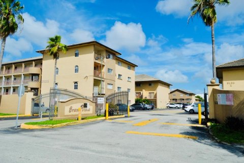 Condo in Hialeah Gardens, Florida, 2 bedrooms  № 1943602 - photo 1