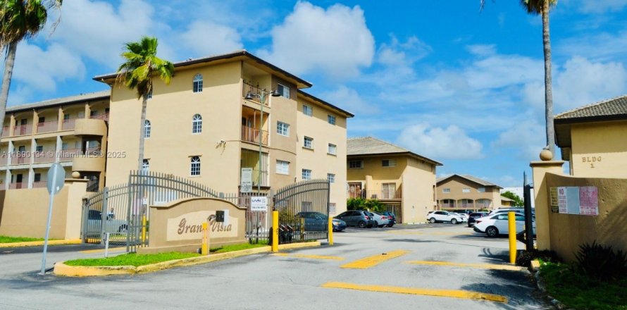 Condo in Hialeah Gardens, Florida, 2 bedrooms № 1943602