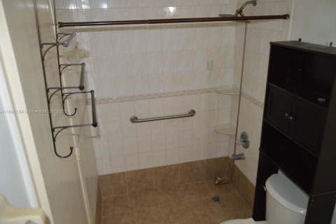 Condo in Hialeah Gardens, Florida, 2 bedrooms  № 1943602 - photo 18
