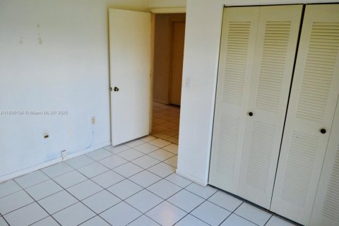 Condo in Hialeah Gardens, Florida, 2 bedrooms  № 1943602 - photo 15