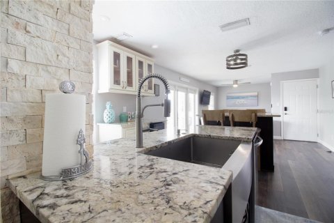 Condo in Saint Petersburg, Florida, 1 bedroom  № 1902688 - photo 7