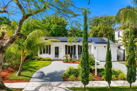 House in Miami, Florida 2 bedrooms, 142.14 sq.m. № 2242422 - photo 2